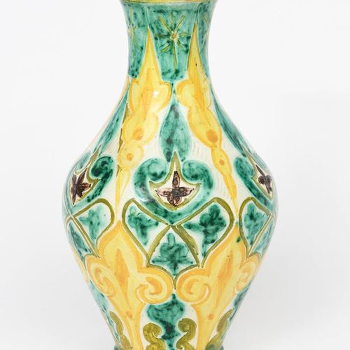Null Un vase en poterie Della Robbia par Hannah Jones, de forme ovoïde épaulée a&hellip;