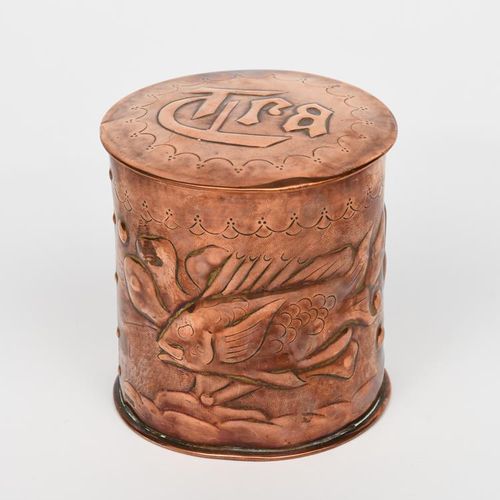 Null 一个纽林工业阶级的铜茶壶和盖子，圆柱形，在低浮雕中锤击出有鳞鱼游过水草的图案，浅圆顶的盖子在壶的侧面有Tea hammered stamped New&hellip;