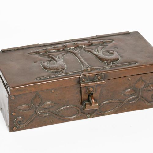 Null Caja de cobre repujado de John Pearson con tapa abatible, fechada en 1904, &hellip;