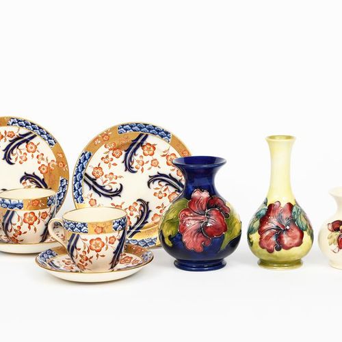 Null Hibiscus", vase solifleur en poterie Moorcroft conçu par Walter Moorcroft, &hellip;