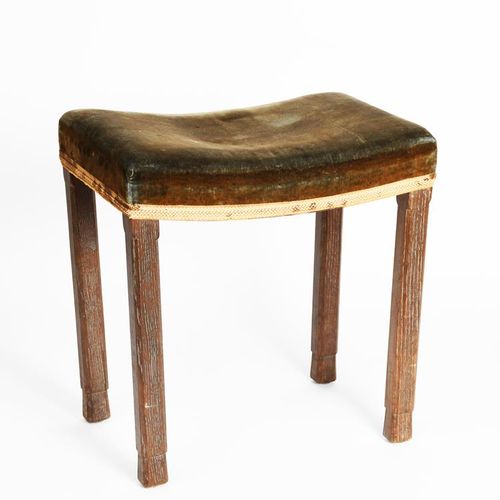 Null 一把Maple & Co的石灰橡木乔治六世加冕礼脚凳，1937年，长方形，蓝色/绿色天鹅绒座椅，底部印有GR VI Coronation Maple &hellip;