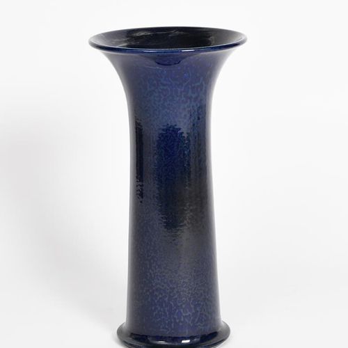 Null 一个罗斯金陶器的小号花瓶，日期为1920年，锥形的圆柱形，有常开的脚和顶部的边缘，覆盖着斑驳的深蓝釉，有工厂印记，30厘米高 出处：彼得-迈尔斯收藏。
