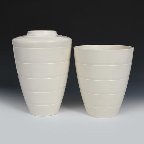 Null 一个由Keith Murray设计的Wedgwood Pottery花瓶，肩部有棱角的形式，覆盖着Matt White釉，以及另一个由Keith Mu&hellip;