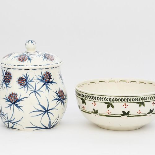 Null 一个Wedgwood陶器花瓶和盖子，由Grace Barnsley绘制，膨胀的圆柱形，盖子上有球状的顶盖，花瓶和盖子在白地上绘有蓝色和红色的花茎，还有&hellip;