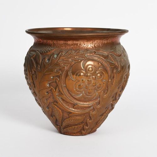 Null 一件约翰-皮尔森（John Pearson）的回纹铜制花盆，日期为1892年，肩部形式，顶部边缘呈弧形，浮雕式的花和叶子面板，带有金属盖的竹制三脚架，&hellip;