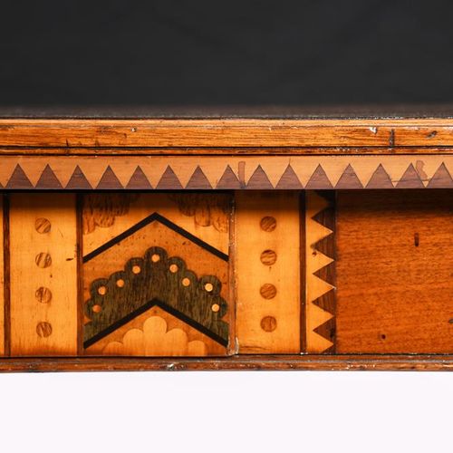 Null 一张由查尔斯-贝文设计的镶嵌书桌，可能是由马什、琼斯和克里布制造的，异形的长方形桌面上镶嵌着中央的花板和叶子的边框，上面有单抽屉，装饰着镶嵌的几何板，&hellip;