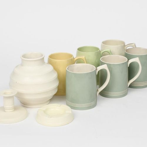 Null Eine Wedgwood Pottery Vase, entworfen von Keith Murray, eiförmiger, geriffe&hellip;