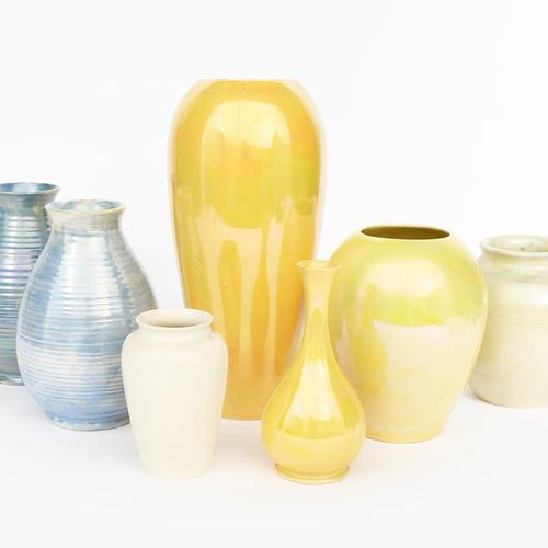 Null 一个由William Moorcroft设计的Moorcroft陶器花瓶，高挑的圆柱形，顶部边缘倒置，底部有工厂孔，覆盖着黄色光泽的釉，另外两个黄色光&hellip;