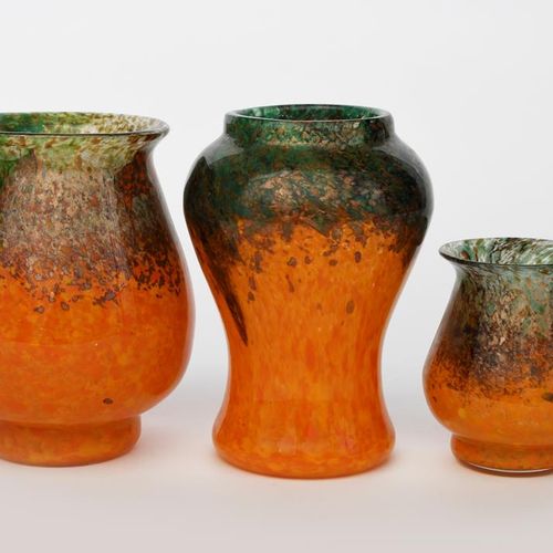 Null 一个Moncrieff's Monart Ware玻璃花瓶, 阳台形式，斑驳的橙色，绿色斑驳的肩部和砂金石内含物，装在透明的盒子里，另外两个类似的没有&hellip;