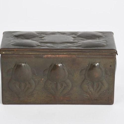 Null 一个纽林工业类的盒子和盖子，长方形的部分带有铰链的盖子，浮雕的郁金香花茎，盖子上有苹果的楣，雪松衬里，底部有纽林的印记，宽14.5厘米。