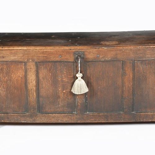 Null 一个18世纪早期的四板橡木箱，带有铁锁和配件，144 x 53厘米。