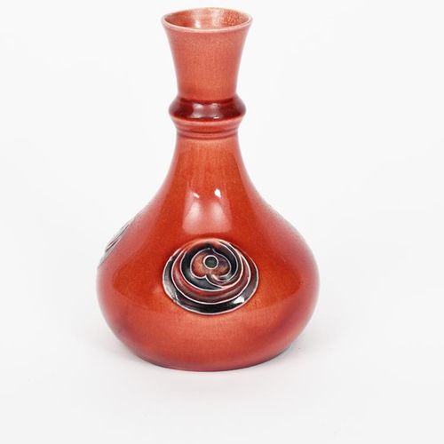 Null Un petit vase en céramique Moorcroft Flamminian Ware conçu par William Moor&hellip;