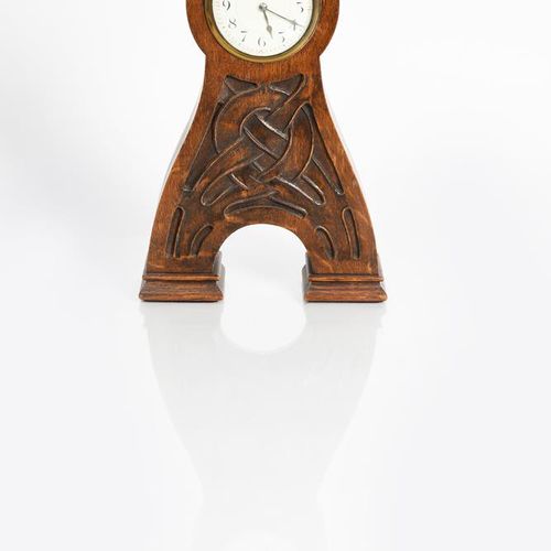 Null 一个新艺术派的Liberty & Co Romsdal橡木壁炉钟，细长的机身上雕刻着entrelac图案，圆形表盘上有阿拉伯数字，没有签名，高33.5&hellip;