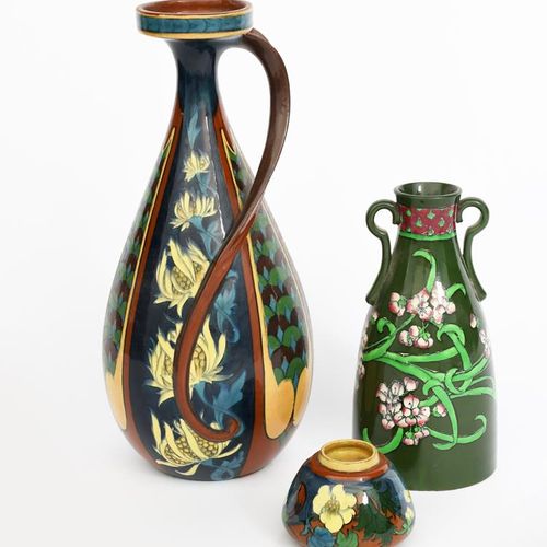 Null Un vase Foley Intarsio conçu par Frederick Rhead, modèle n° 3015, en forme &hellip;