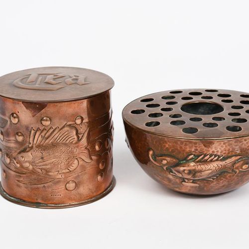 Null 一个小的纽林工业类回纹铜玫瑰碗和盖子，低浮雕的水草前的鳞鱼，和一个纽林茶叶盒，浮雕的鳞鱼，都印有纽林14.5厘米直径。(玫瑰碗), (3)