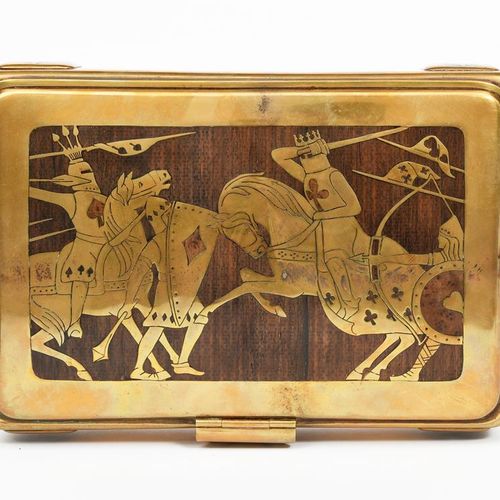 Null 一个奥地利分离派的黄铜和异国情调的木制扑克牌盒，以Erhard & Sohne的方式，铰链盖上镶嵌着黄铜的骑士场景，骑马和步行，战斗时每个人的盔甲上都&hellip;