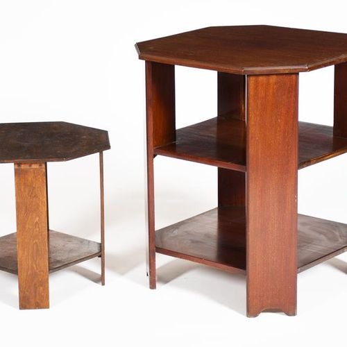 Null 一张可能由Liberty & Co公司零售的小型碳化木凳，车腿和弦状座椅，以及两张桃花心木临时桌，无签名，宽32厘米，高39厘米，（3）出处：Davi&hellip;