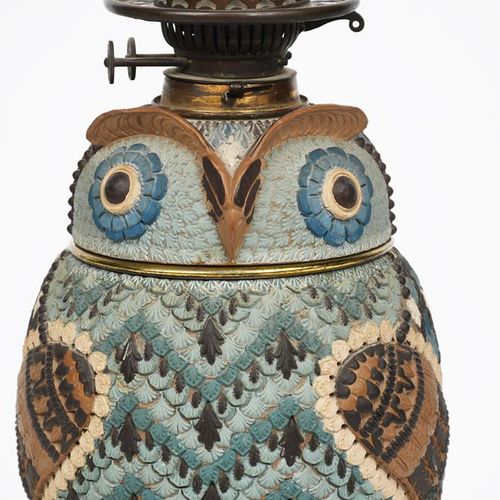 Null 一盏可能由Mark V Marshall设计的大型道尔顿兰贝斯硅器猫头鹰灯，日期为1883年，带有蓝色、棕色和白色的羽毛，安装在圆顶黄铜脚上，带有黄铜&hellip;