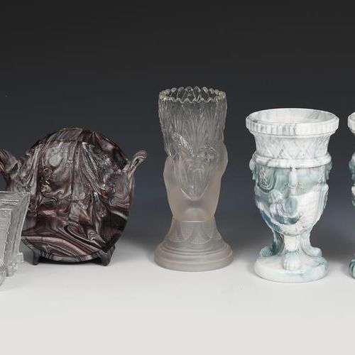 Null Una coppia di vasi a forma di urna in vetro stampato, in vetro marmorizzato&hellip;