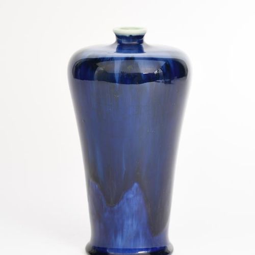 Null 罗斯金陶器公司的炻器花瓶，由William Howson Taylor设计，有肩的梅花形，覆盖有条纹的皇家蓝色蛋奶釉，印有WHT单字，应用纸标签，高2&hellip;