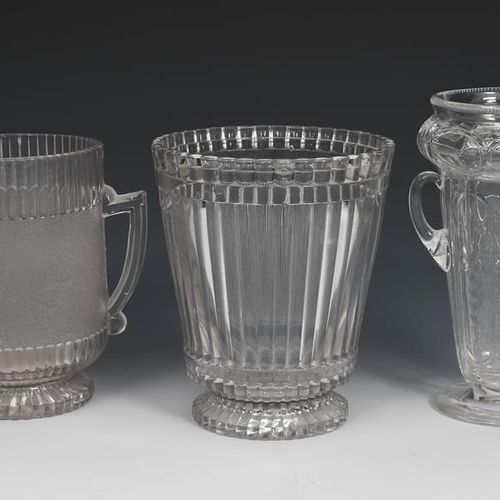 Null Une paire de vases en forme d'urne en verre moulé sous pression, en verre m&hellip;