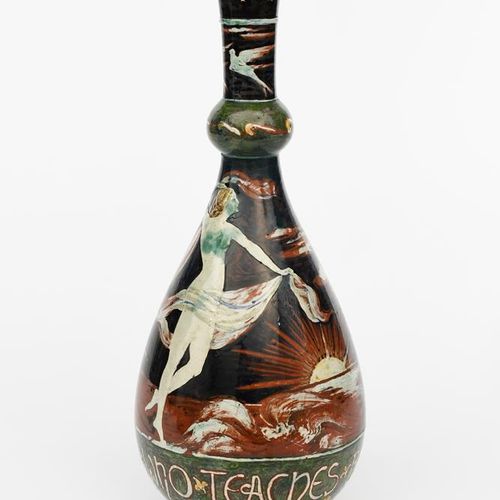 Null Un vase bouteille en argile irlandaise de la poterie Della Robbia par J. De&hellip;