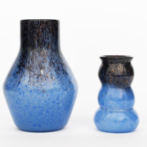 Null 一个Moncrieff's Monart Ware花瓶，型号为BA，卵圆形，颈部膨胀，顶部边缘凹陷，斑驳的淡蓝色玻璃逐渐变成深蓝色的颈部，有砂金石内含&hellip;