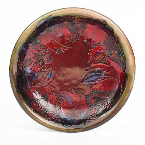 Null Flambe叶子和黑莓 "是威廉-莫克罗夫特设计的一个莫克罗夫特陶器盘子，管线装饰，在Flambe釉下涂色，有压印，蓝色的签名，直径22厘米。