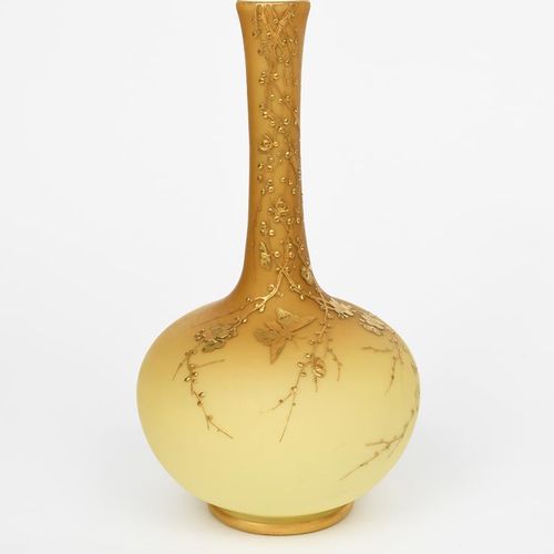 Null 一个托马斯-韦伯的缅甸奶油糖玻璃花瓶，由朱尔斯-巴伯工作室装饰，卵圆形，高的圆柱形索里弗尔颈部，不透明的玻璃套在淡黄色，表面装饰着一只蝴蝶在梅花茎之间&hellip;