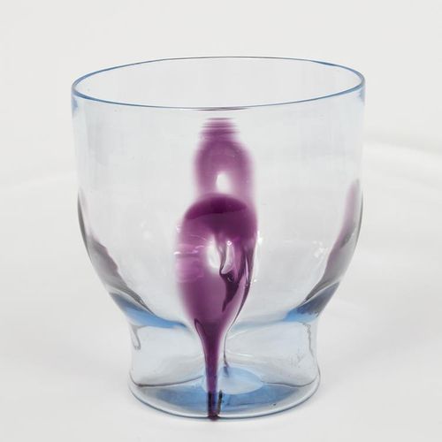 Null 一个由巴纳比-鲍威尔设计的James Powell & Sons Whitefriars玻璃花瓶，型号为M105，天蓝色的花瓶，有淡紫色的裂口，高19&hellip;