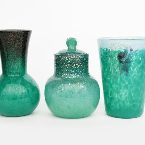 Null 一个不寻常的Moncrieff's Monart Ware花瓶和盖子，型号VI SD 342，有肩的卵形花瓶，圆柱形的颈部，有浅圆顶的盖子，斑驳的绿色&hellip;