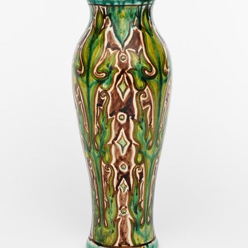 Null 卡桑德拉-安妮-沃克的新艺术派德拉-罗比亚陶器花瓶，细长的肩部造型，在奶油色的地面上绘有绿色、黄色和棕色的柱状造型的叶子，刻有德拉-罗比亚的标记和绘有&hellip;