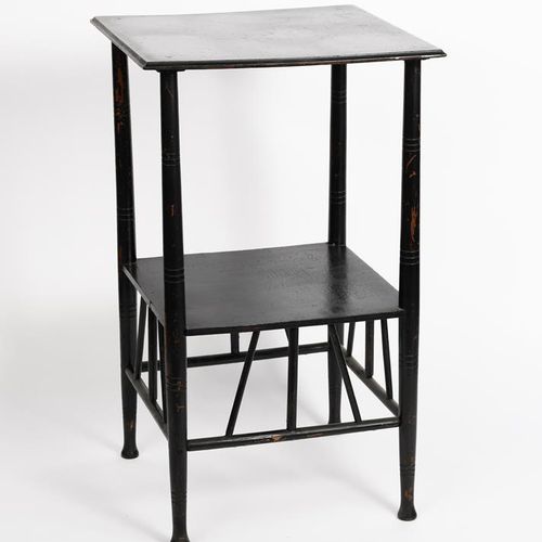 Null 一张以E-W-戈德温的方式制作的美学运动乌木桌，方形的桌面和架子上有转动的腿，没有签名，40.5厘米见方（顶部），68厘米高 出处：David Coa&hellip;