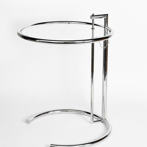 Null 一张现代镀铬金属和玻璃E1027可调桌，最初由Eileen Gray设计，圆形镀铬顶部在可调杆上，玻璃圆顶，无签名，高65厘米。
