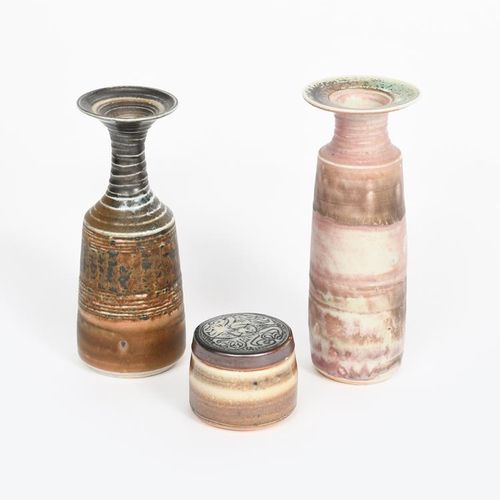 Null 
‡ 玛丽-里奇（生于1940年）一个瓷瓶，有肩的圆柱形，顶部边缘弯曲，覆盖着斑驳的粉色和淡蓝色的釉，边缘有一圈斑驳的薄荷绿，另一个玛丽-里奇的sol&hellip;