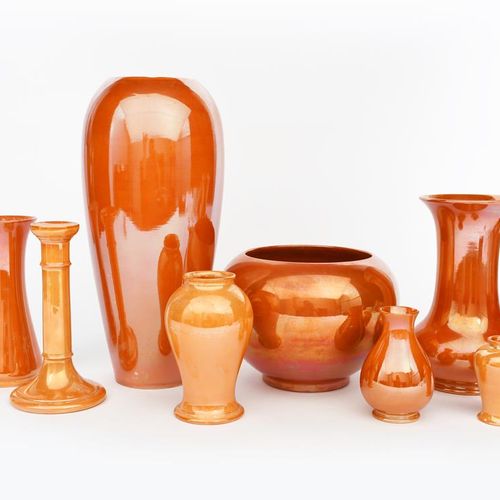 Null 一个由威廉-莫克罗夫特设计的莫克罗夫特陶器花瓶，肩部，凸出的圆柱形，覆盖着橙色光泽的釉，一个花园，一个烛台和其他五个由莫克罗夫特设计的花瓶，覆盖着橙色&hellip;