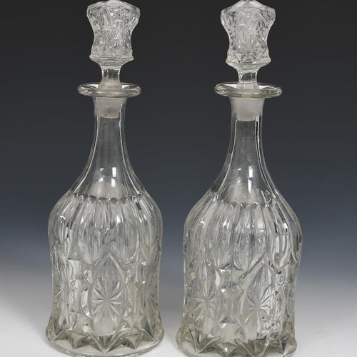 Null Un par de jarrones en forma de urna de vidrio moldeado a presión, de vidrio&hellip;
