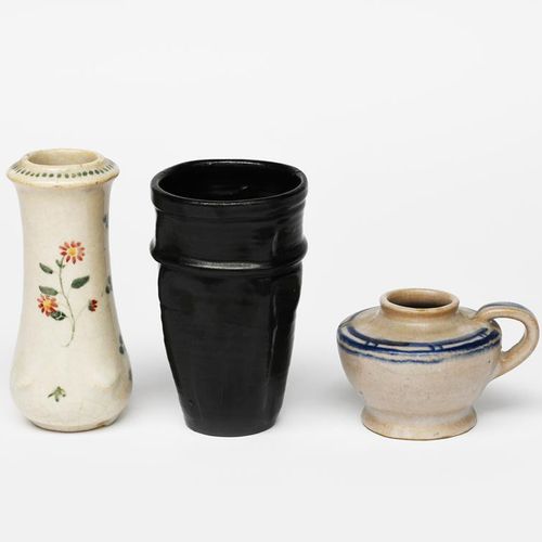 Null Un ancien vase de la poterie Carter's Poole, probablement conçu par James R&hellip;