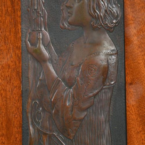 Null 一个奥地利分离派桃花心木边柜，滑轨上方有三个开放的架子和五个抽屉，右侧有一个象征艺术的少女的镀金金属牌，标题为Kunst，还有镶嵌的叶子板，有黄铜底座&hellip;
