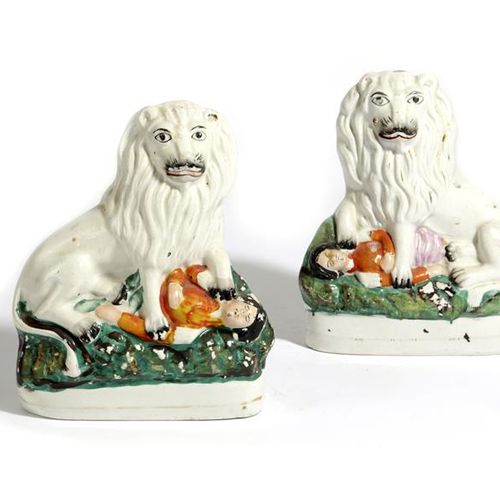 Null PAIRE DE MODÈLES EN POTERIE DE STAFFORDSHIRE DU LION BRITANNIQUE Vers 1860,&hellip;