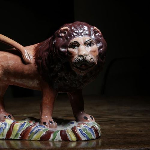 Null LION EN POTERIE PEARLWARE DU STAFFORDSHIRE, datant de 1820-30, le lion est &hellip;