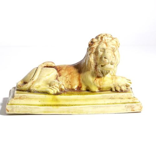 Null MODÈLE DE POTERIE EN PAILLETTES D'UN LION RECUMULANT FIN DU 18e / DÉBUT DU &hellip;