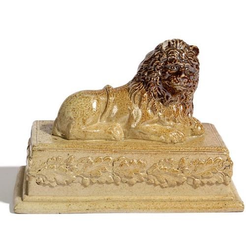 Null POTERIE EN PIERRE BRUNE SALTGLAZÉE MODÈLE DE LION RECUMULÉ POSSIBLEMENT DU &hellip;