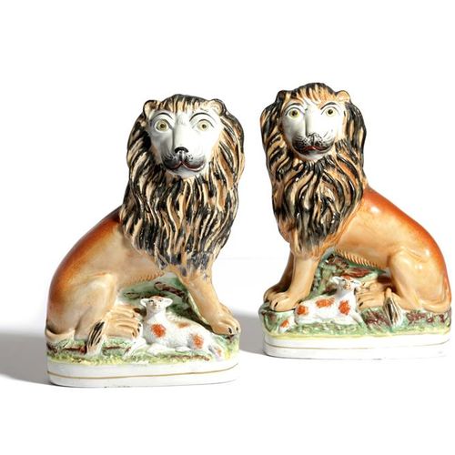 Null PAIRE DE GROUPES DE LIONS ET D'AGNEAUX EN POTERIE DU STAFFORDSHIRE 19e SIÈC&hellip;