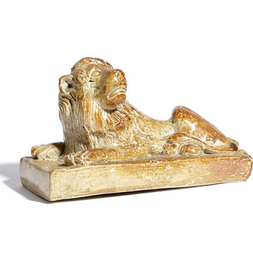 Null POTERIE EN PIERRE BRUNE SALTGLAZÉE MODÈLE DE LION RECUMBANT C.1840 13,2 cm &hellip;