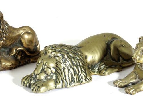 Null TROIS MODÈLES DE LIONS EN LAITON DU 19e SIÈCLE : un lion couché et endormi &hellip;