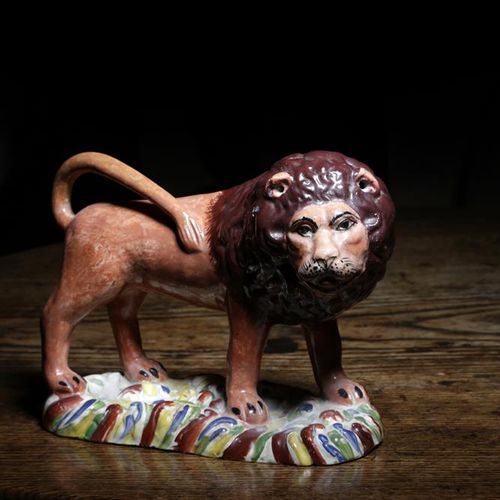 Null LION EN POTERIE PEARLWARE DU STAFFORDSHIRE, datant de 1820-30, le lion est &hellip;