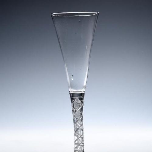 Null 一支大约1760年的麦芽酒或葡萄酒笛，细长的拉制小号碗，在混合扭曲的茎上凸起，中间不透明的纱布周围有水银气索，18.8厘米。
