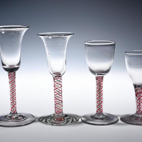 Null 约1760年的四只荷兰色织酒杯，两只带钟形碗，两只带圆形漏斗碗，都是用红白相间的线绳围着白纱芯的杯柄，最大17厘米。(4)