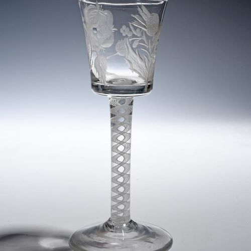 Null 一个雅各布派的酒杯，约1760年，桶状碗上刻有玫瑰和蓟，在不透明的扭曲茎上凸起，圆锥形的脚，15.1厘米。 出处：原为Hartshorne收藏。